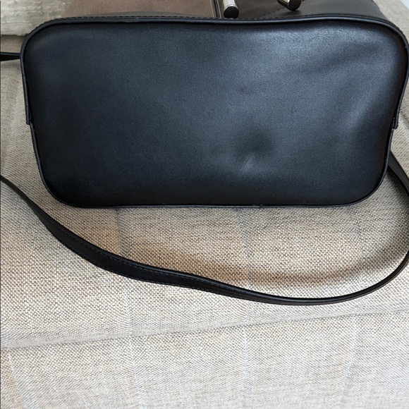 Calvin Klein Gabrianna color block crossbody! - Picture 3 of 5